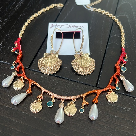Betsey Johnson Coral and Gold Shell Necklace Set - Picture 3 of 9